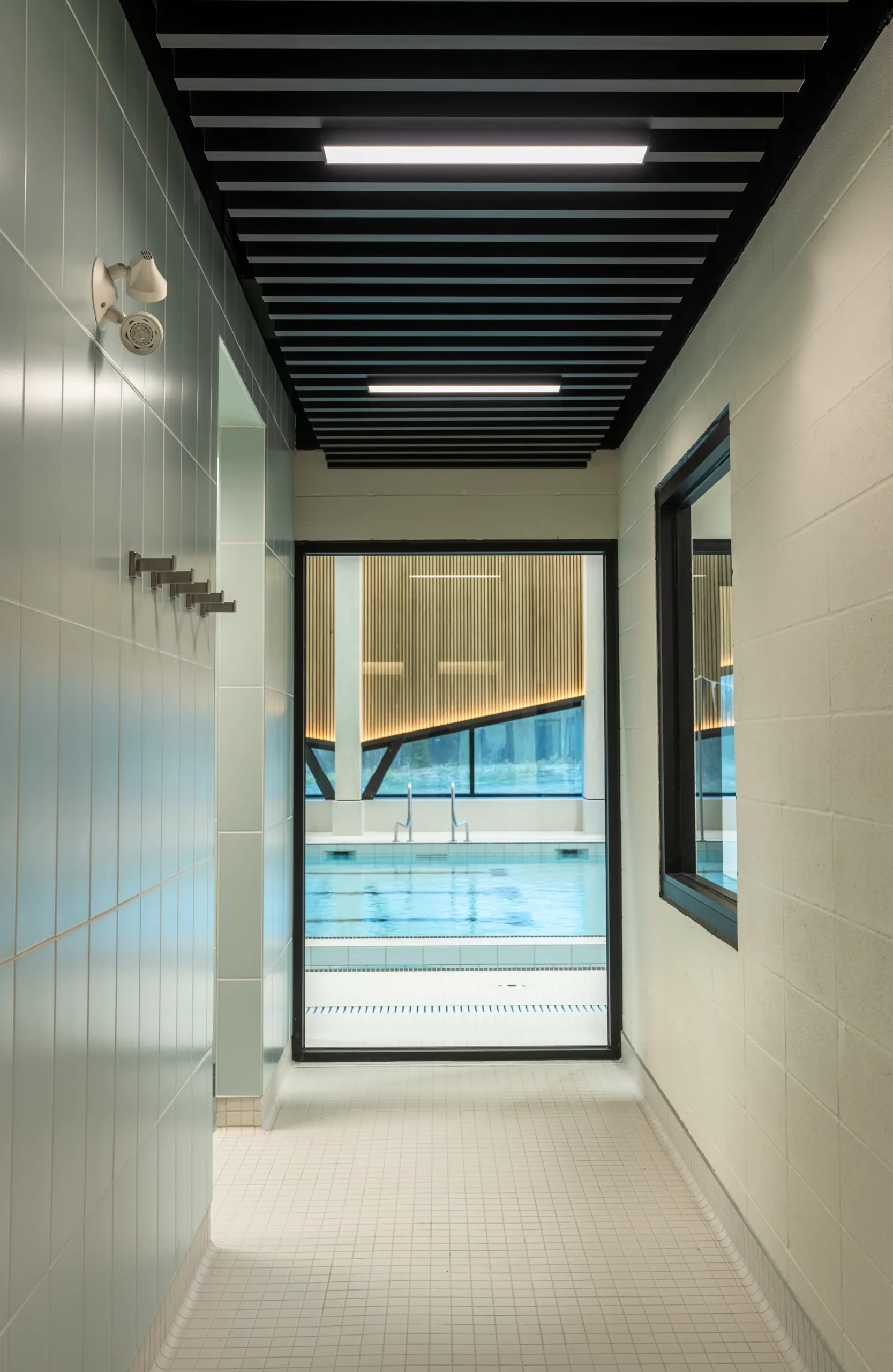 Vue d'un corridor avec vue sur la piscine