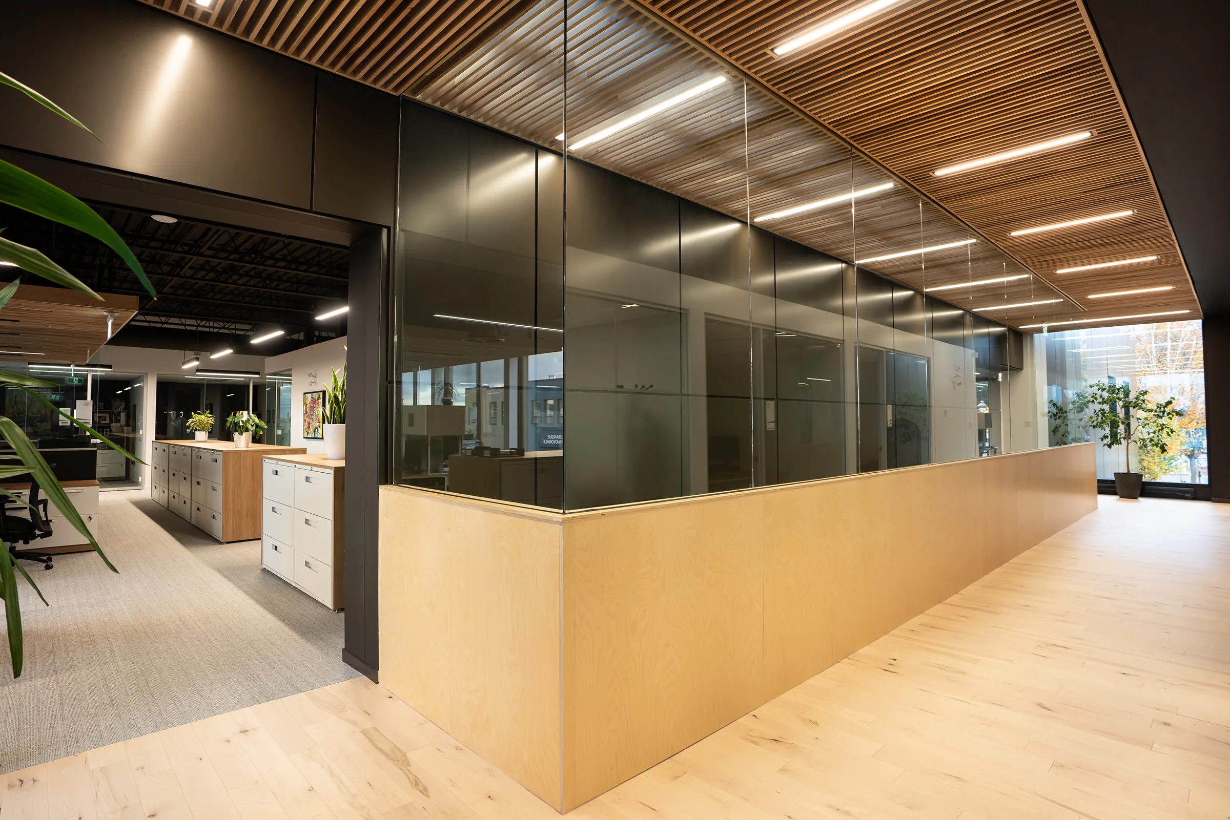 Vue intérieur des bureaux de Cain Lamarre avec de grandes baies vitrées