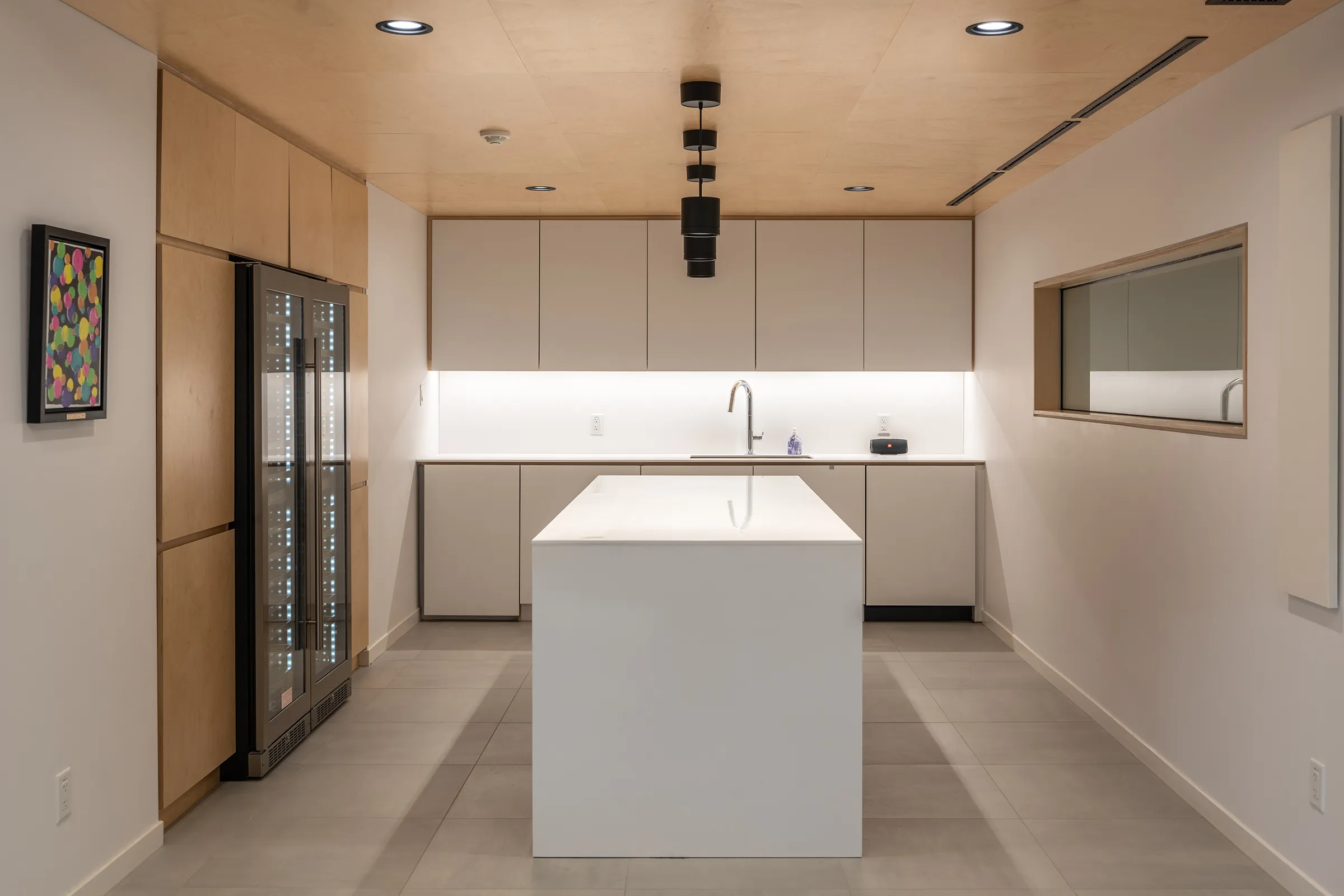 Vue d'ensemble d'une cuisine avec frigo encastré et ilot central