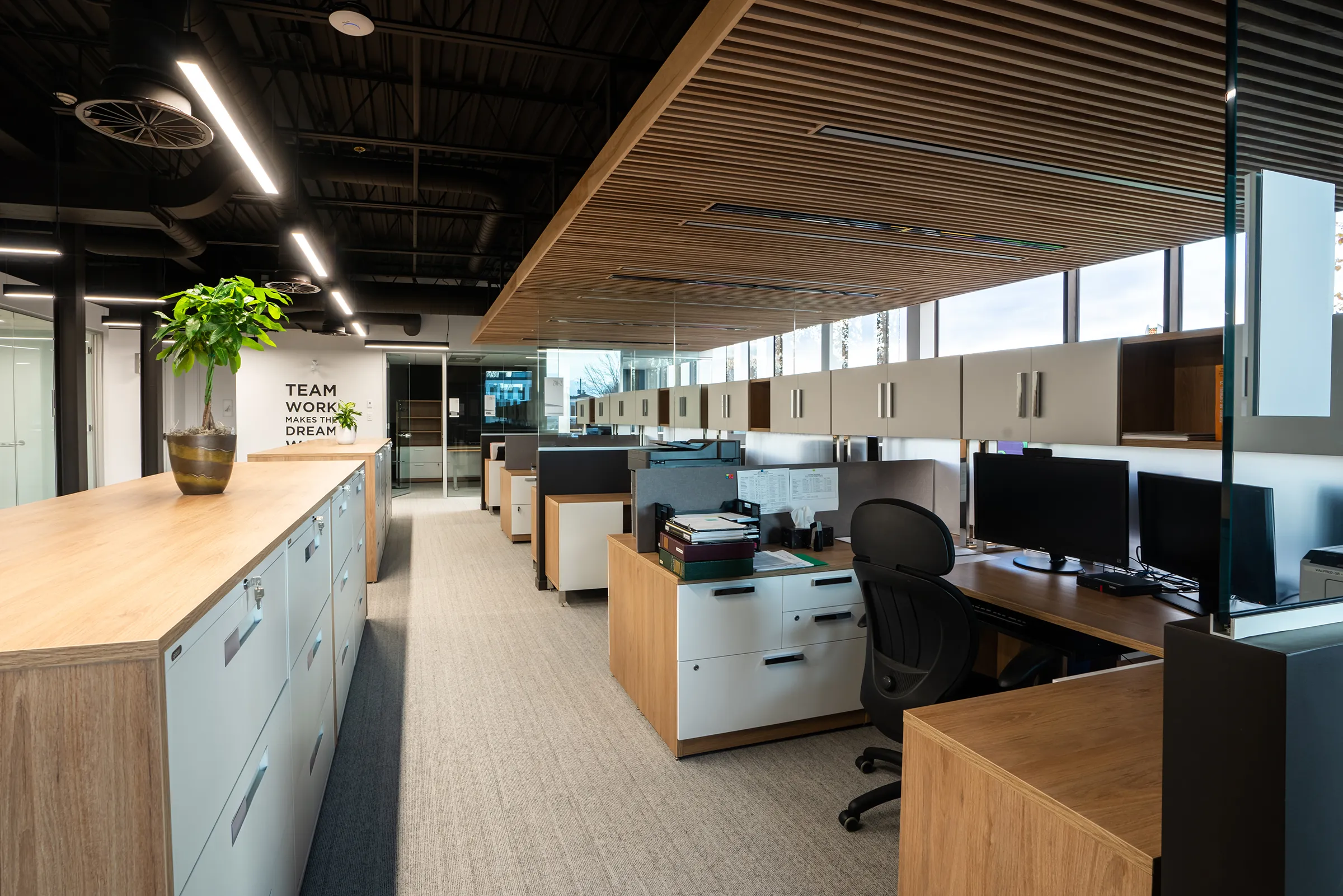 Vue intérieur des cubicules de bureau chez Cain Lamarre