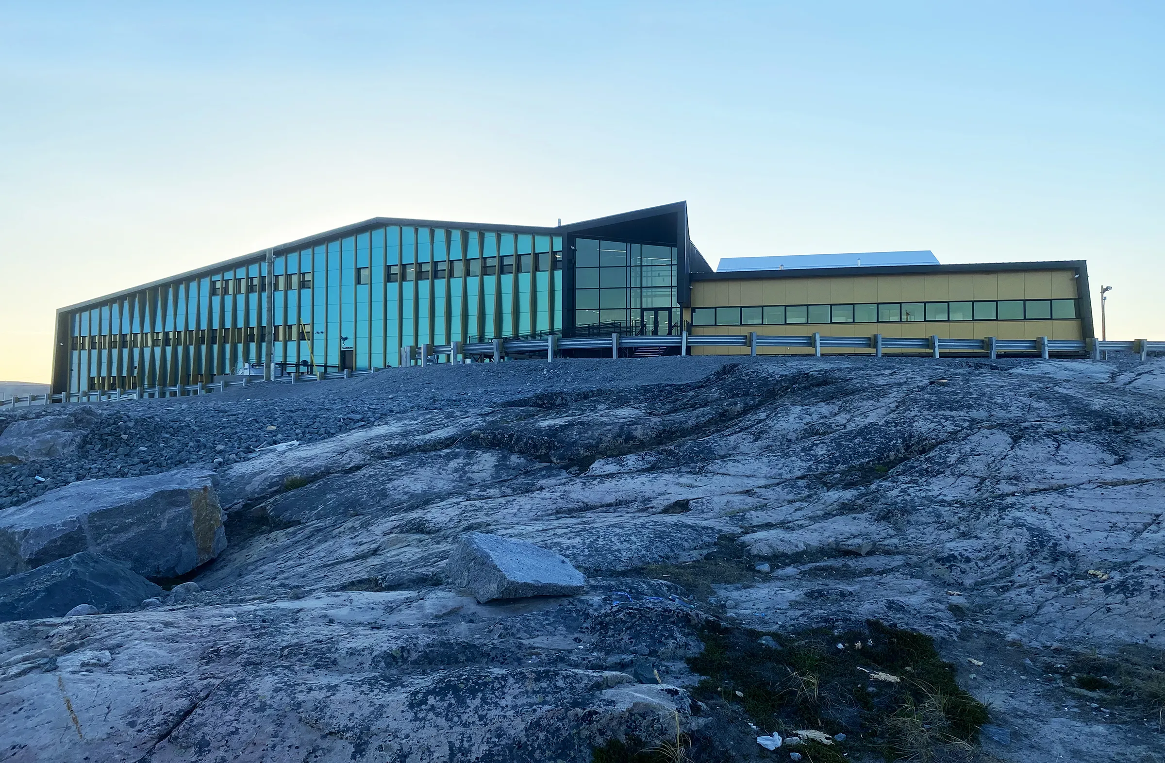 Vue en contrejour de l'école secondaire Inukjuak