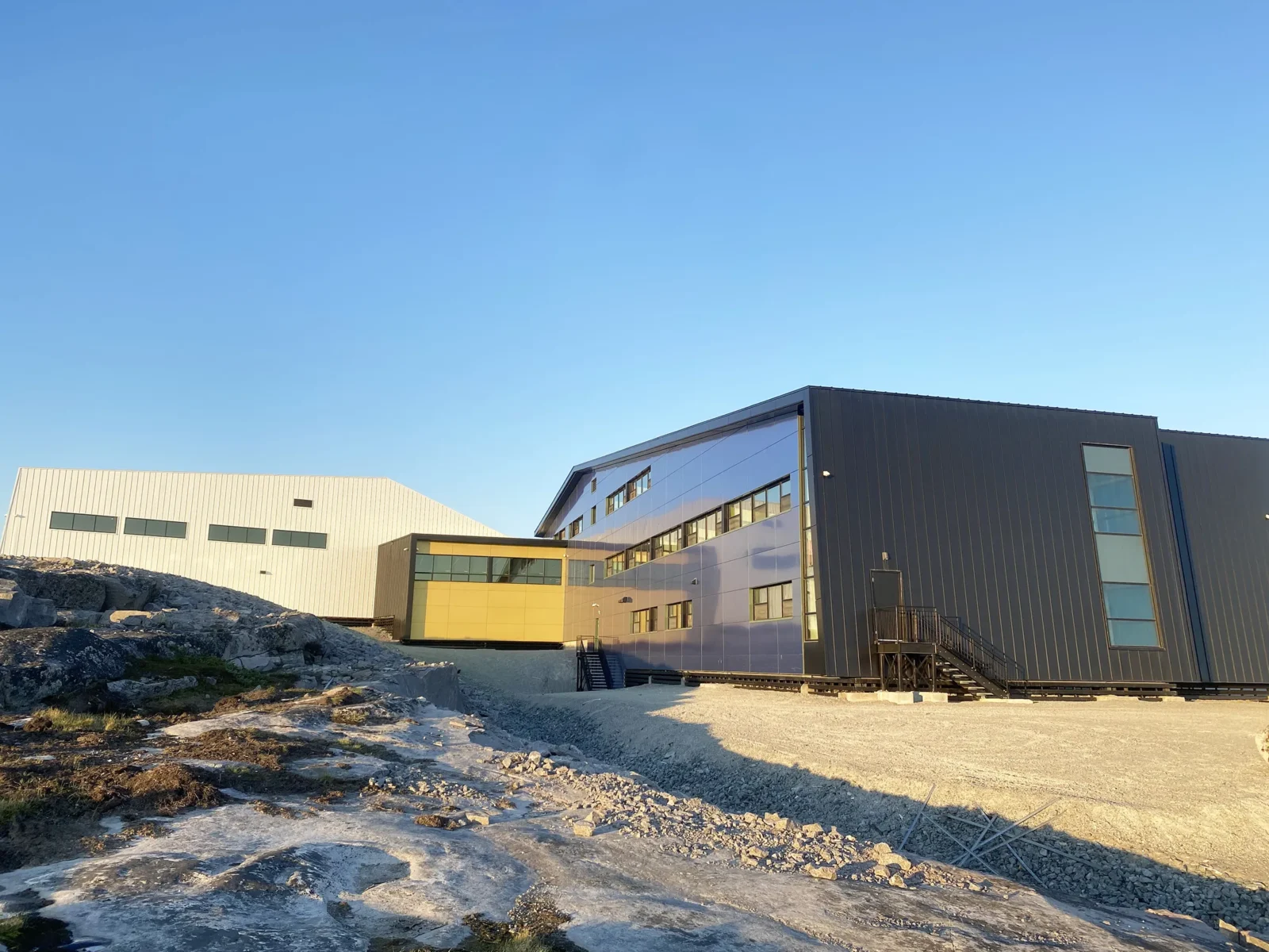 Vue extérieure de l'école secondaire Inukjuak
